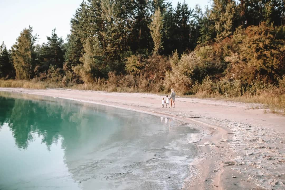 Lazurowe Jezioro: Zakaz kąpieli, ale czy warto jechać? Przewodnik